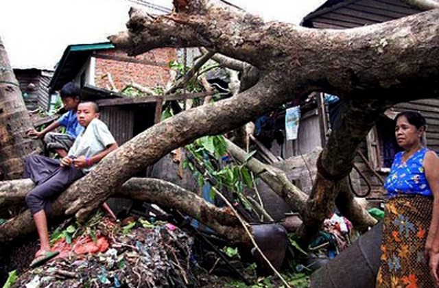 30 000 са изчезнали в Мианмар след циклона, 15 000 - загинали