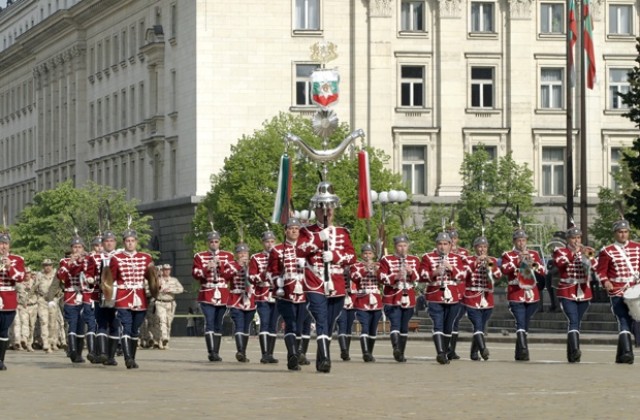 Първанов приветства военните за празника на армията