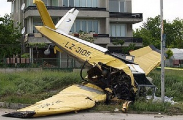 Експертите извършват оглед на падналия самолет в село Тополи