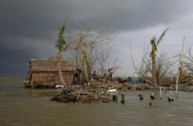 Продават записи на последиците от урагана в Янгон