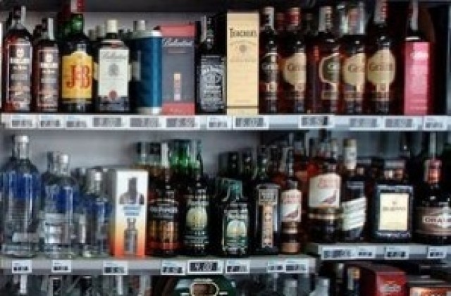 Некачествен алкохол взе 30 жертви в Индия