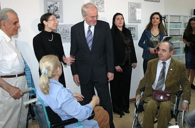 Джон Байърли откри център за хора с увреждания