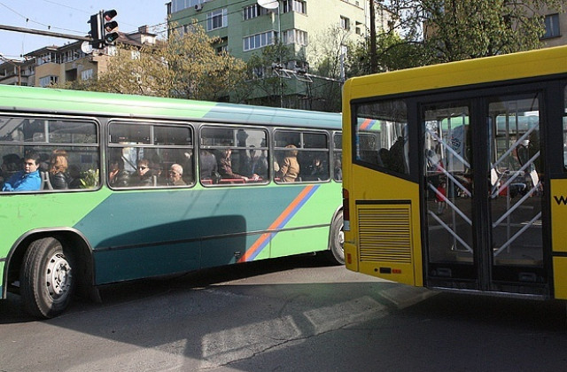 Започнаха символичните протести на автобусните превозвачи