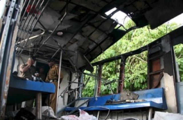 Осем са загинали и 70 са били ранени при бомбен атентат във влак в Шри Ланка