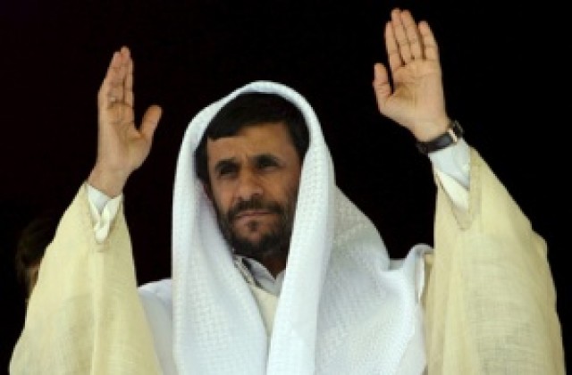 Ахмадинеджад иска среща с папата