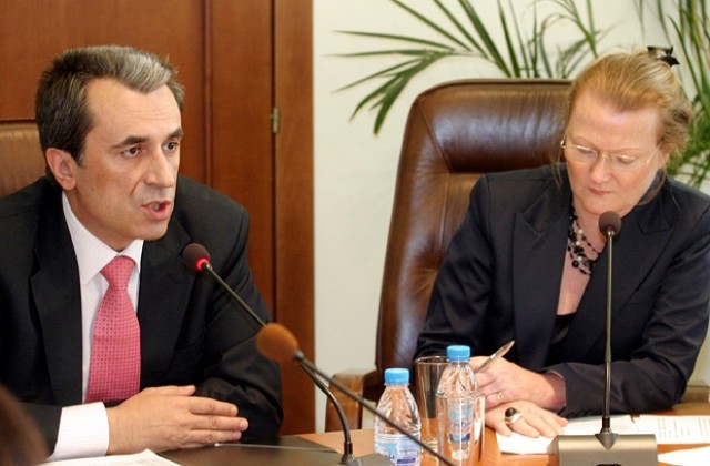 Орешарски решава за оставките в агенция Митници до дни