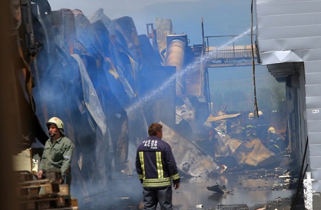 Пожар изпепели склад във „Враждебна”
