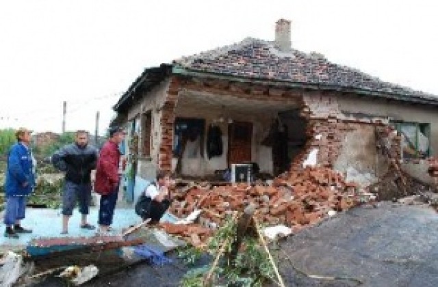 Вятър отнесе покриви на къщи и храмове в Исперихско