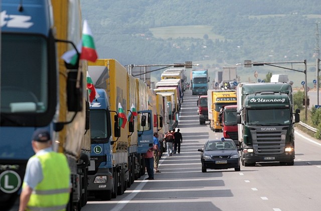 Около 100 камиона с превозвачи протестираха край Казичене