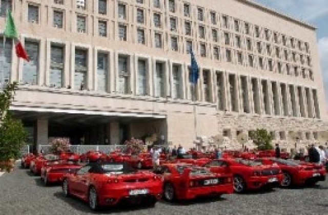 Ferrari със суперкола за нови клиенти