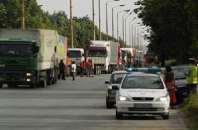 Спряха шествието на превозвачите край Благоевград