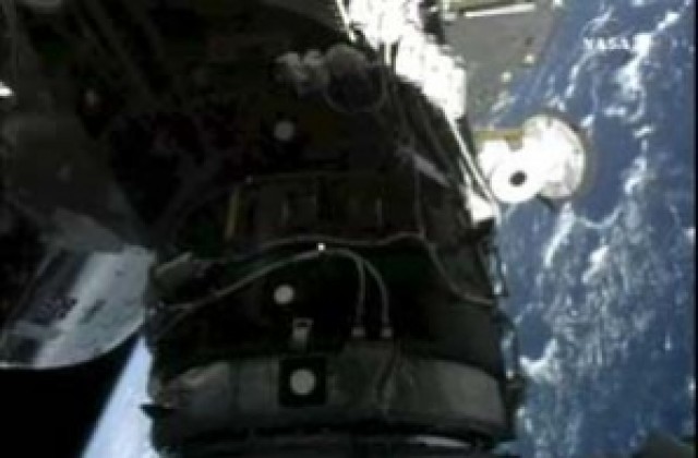 Совалката Дискавъри се скачи с Международната космическа станция