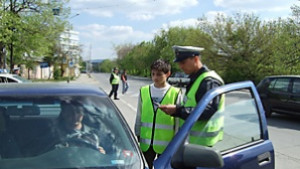 Деца с полицейски палки на пътя в Търговище