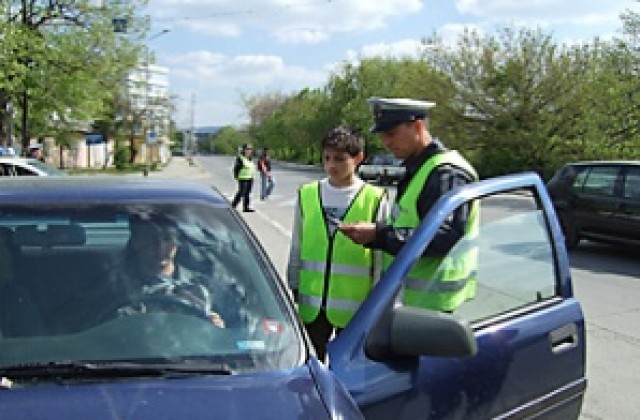 Деца с полицейски палки на пътя в Търговище