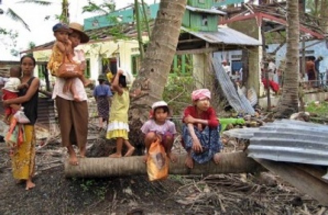Мианмар отрече жертвите на циклона да са изгонени от подслоните