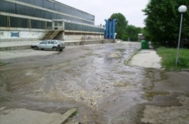 Авария проби водопровод. Два часа чакат аварийна група