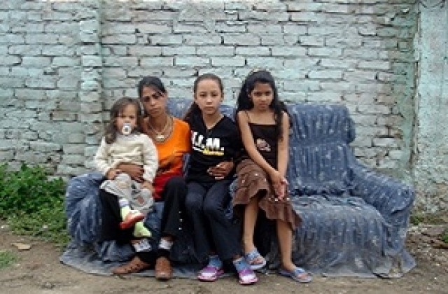 Роми оставят децата си в нарочени за бутане незаконни къщи