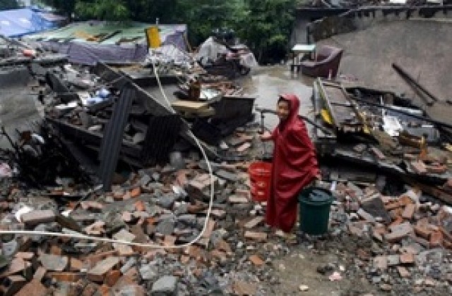 Наводнения и свлачища отнеха живота на 74 души в Китай