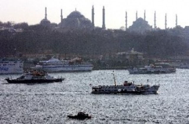 Протестират работниците в корабостроителници в Истанбул