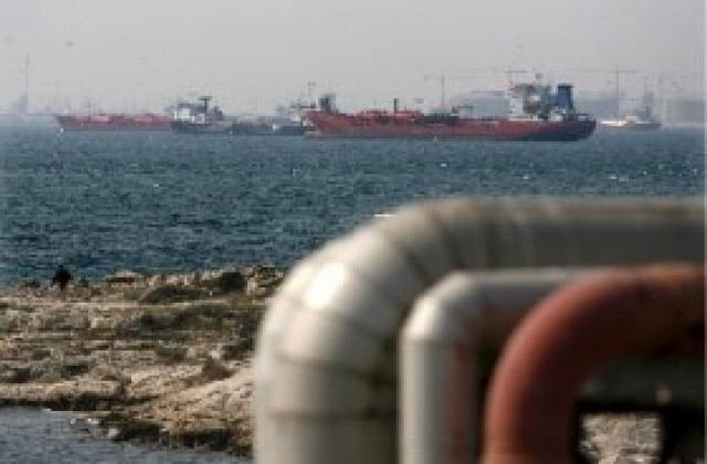 Петролът поевтиня в азиатската търговия