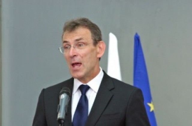 Еврокомисарят за енергетиката подкрепя помощите за бедни заради петрола