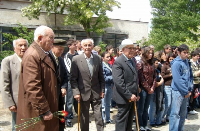 Населението на България продължава да намалява