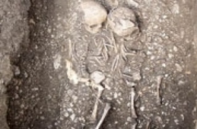 Откриха останките от прегърнати брат и сестра в римска гробница