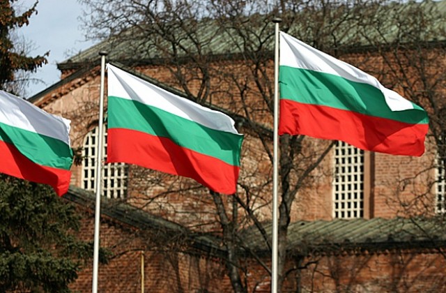 Осъдиха трима младежи за опетняване знамето на България