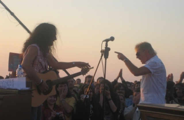 Кен Хенсли и Джон Лоутън пяха July Morning в Камен бряг