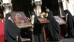 Без коли около Александър Невски заради чудотворните икони