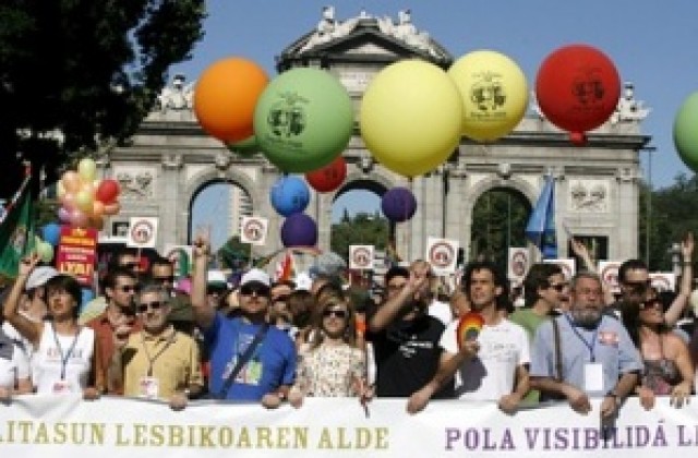 Стотици хиляди испанци участваха в гей парада в Мадрид