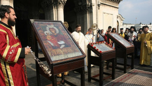 Чудодейните икони ще останат в столицата до утре