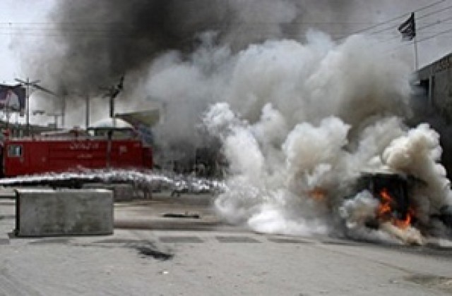 Един убит и 30 ранени при пет експлозии в Карачи