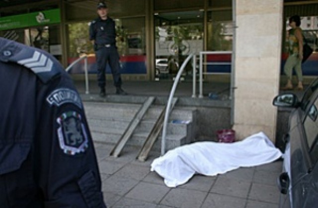 Мъж почина на спирка в столицата