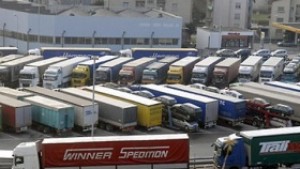 Турските превозвачи протестират пред нашето посолство
