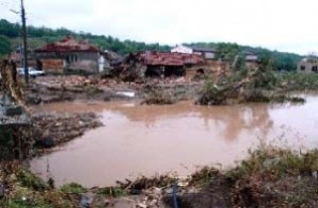 Прокуратурата: Пострадалите от наводнението в Цар Калоян сами да си водят дела