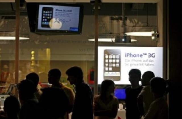 iPhone 3G: суматоха и дълги опашки посред нощ в Азия