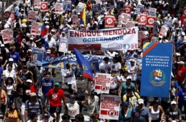 Хиляди демонстрират във Венецуела