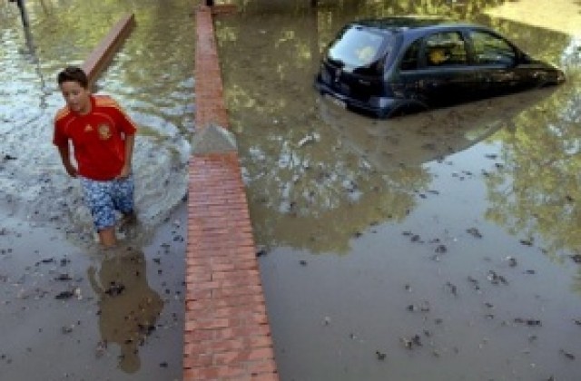 Двама загинаха и 300 бяха евакуирани заради лошото време в Италия