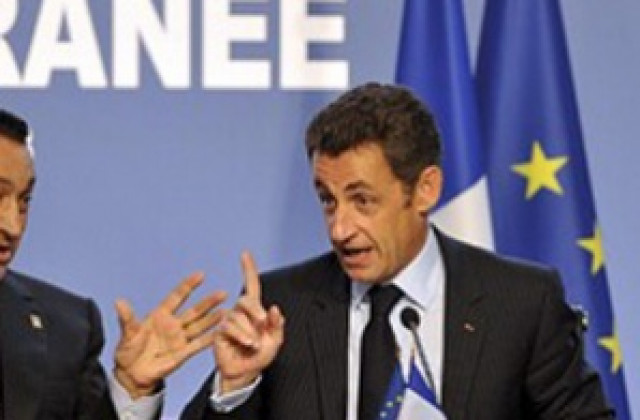 Саркози се наслаждава на миротворческата си роля в Клуб Мед