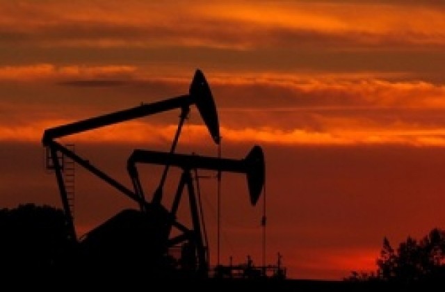 Спадът на долара повдигна петрола в подножието на рекордните $ 147 за барел