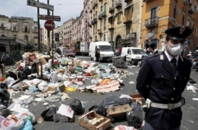 Прекратиха извънредното положение в Неапол заради боклука