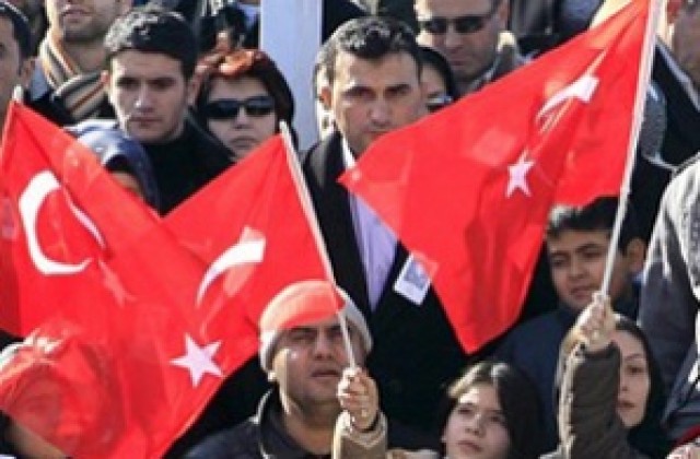 Хиляди хора протестират в Турция заради процеса срещу Ергенекон