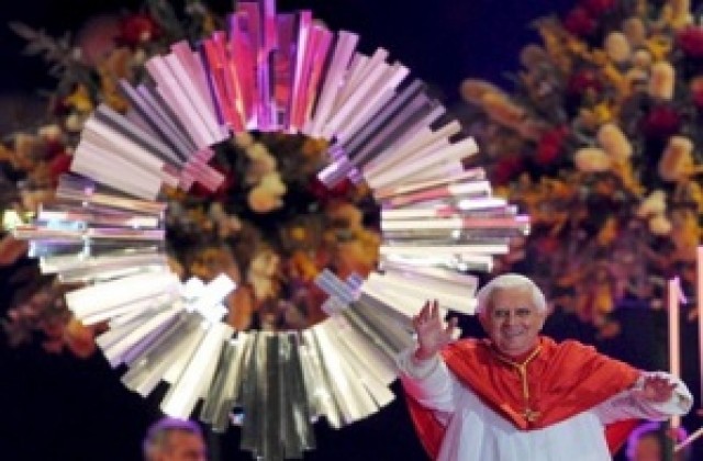 Папата предупреди младежта за духовната пустиня на материализма