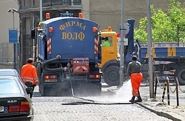 Къпят централните улици на София