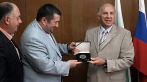 Кметовете от Софийска област изпратиха с подаръци Потапов