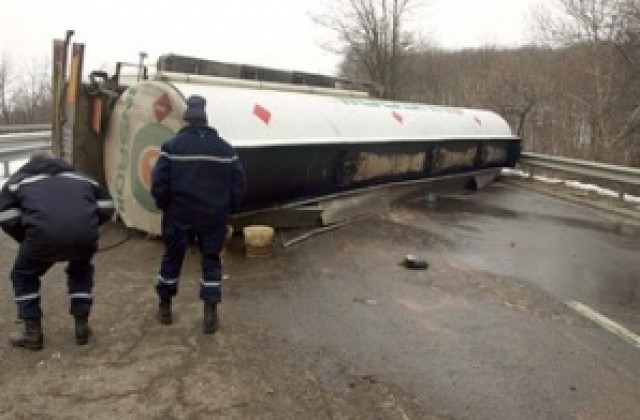 Преобърната цистерна край Добрич вече е изтеглена
