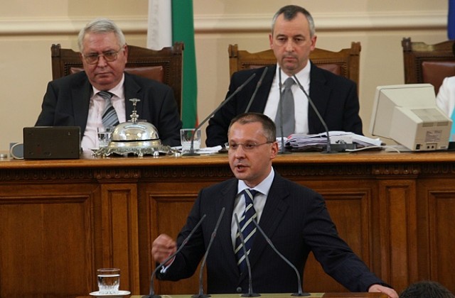 Кабинетът „Станишев” оцеля след шестия вот на недоверие
