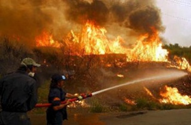 Пожар в Анталия остави десетки без дом, един загина