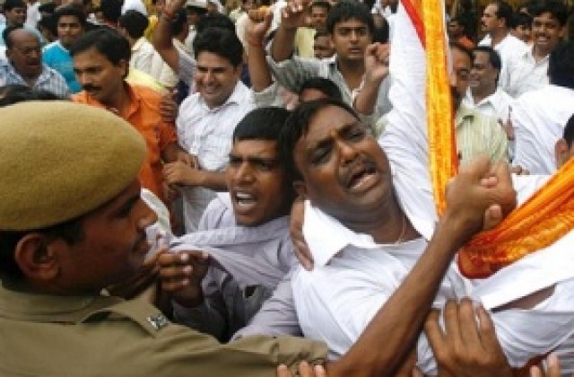 145 души бяха стъпкани от тълпа в Индия